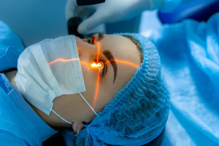 Paziente sottoposto ad intervento di chirurgia refrattiva con laser per la correzione di miopia, ipermetropia ed astigmatismo