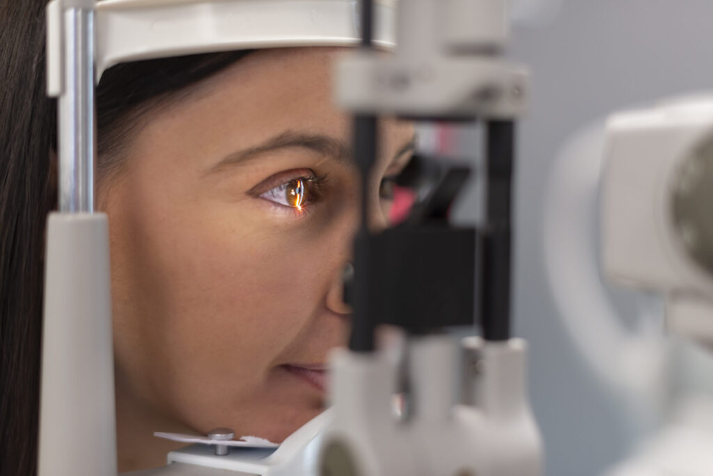 Paziente durante un esame oculistico alla lampada a fessura per la valutazione della cornea