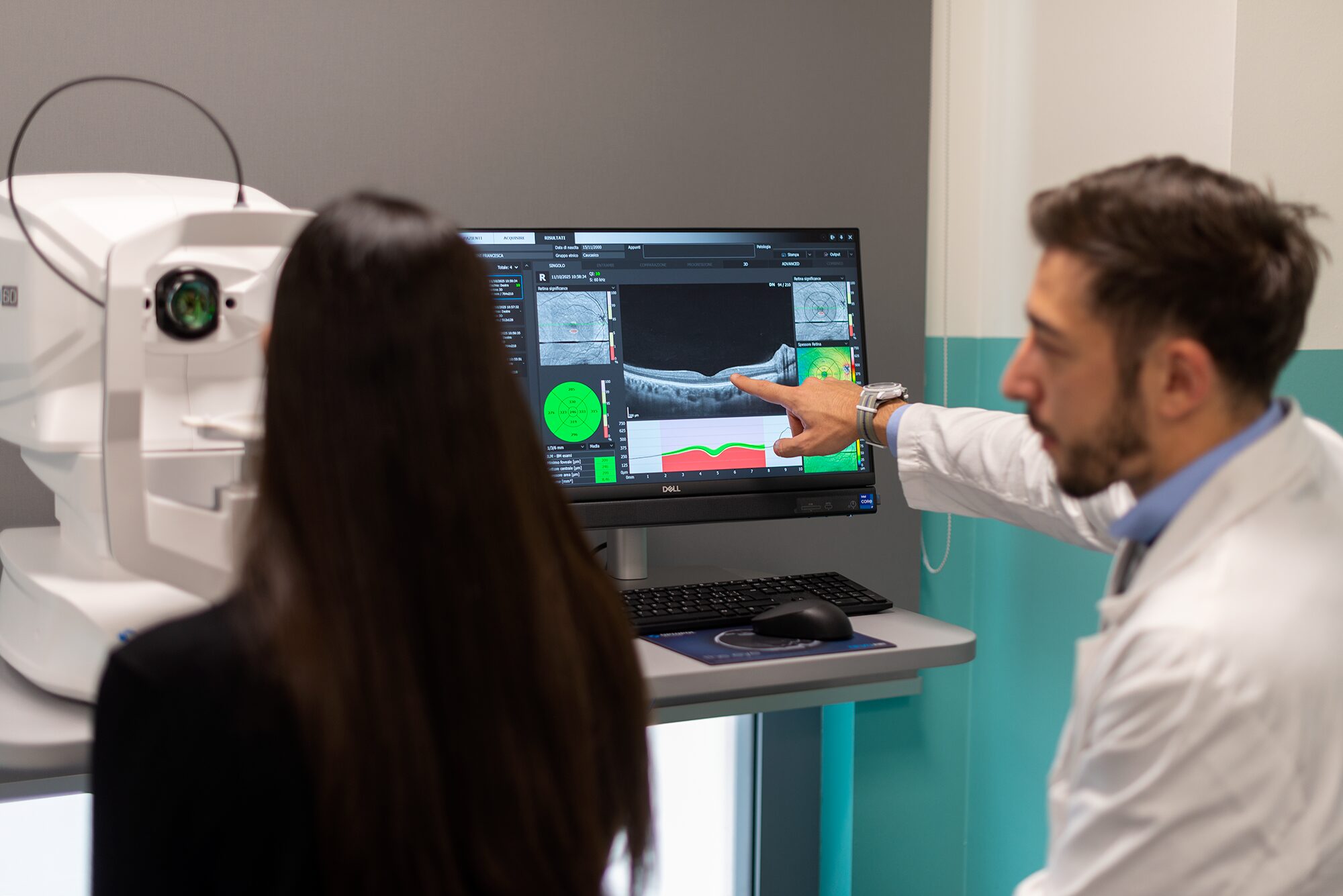 Il Dott. Luca Zanolini durante un esame OCT per maculopatie e glaucoma con strumentazione avanzata