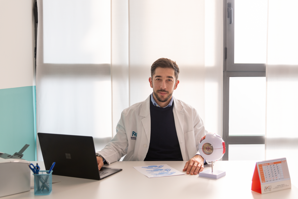 Dott. Luca Zanolini, oculista a Brescia, Montichiari e Manerbio,  durante una visita oculistica