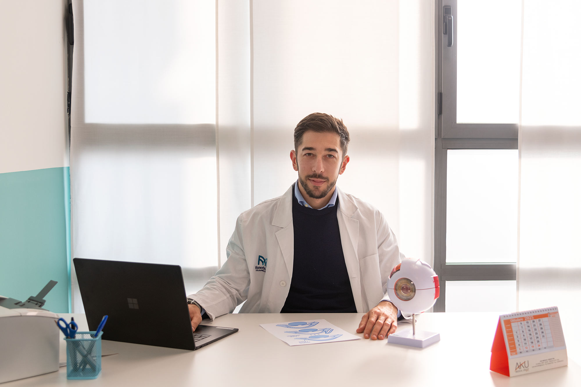 Dott. Luca Zanolini - Oculista Brescia nello studio medico durante una visita oculistica