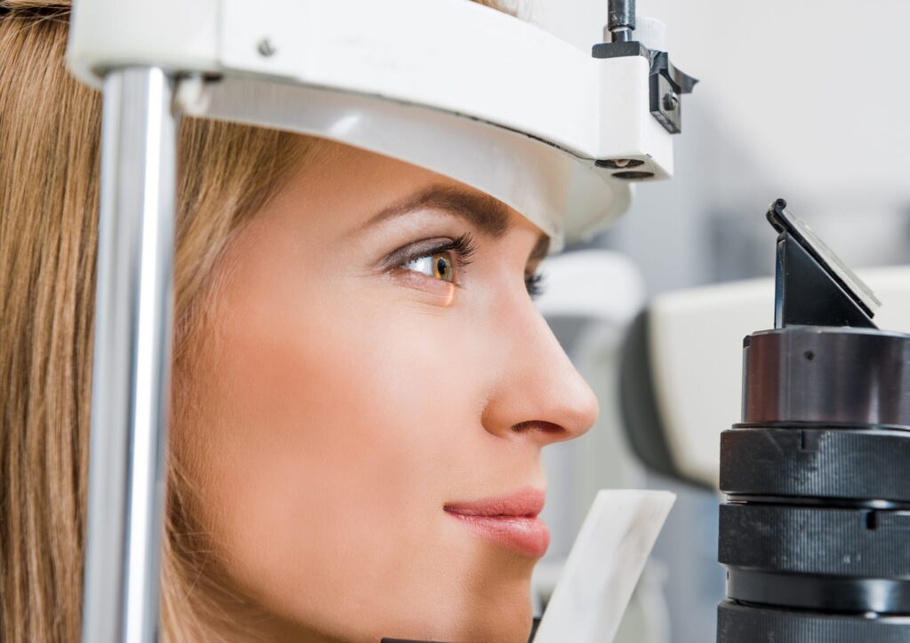 Paziente durante un esame oculistico per la valutazione preliminare prima di un trattamento laser