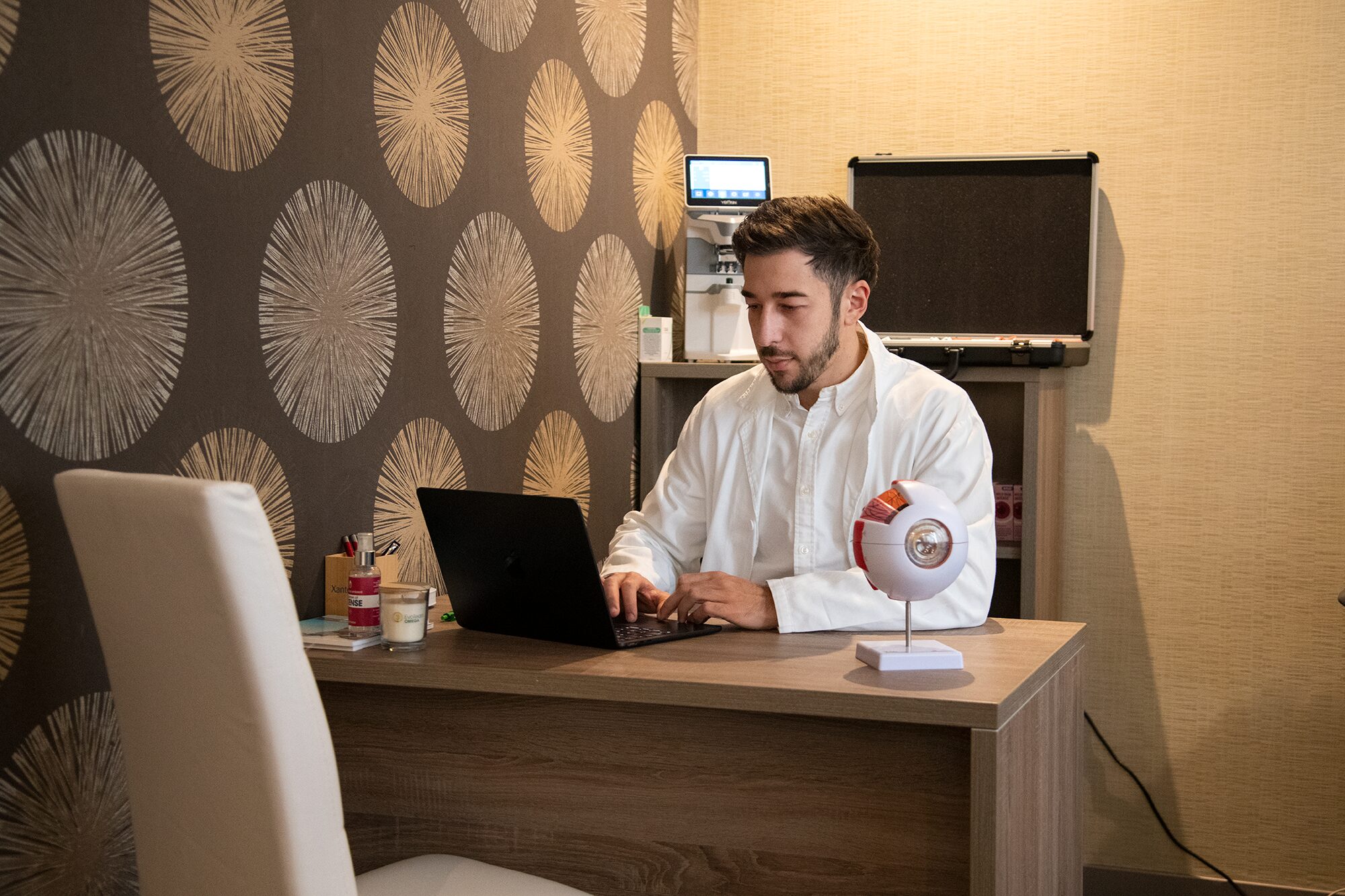 Il Dott. Luca Zanolini durante una visita oculistica presso lo studio di Montichiari