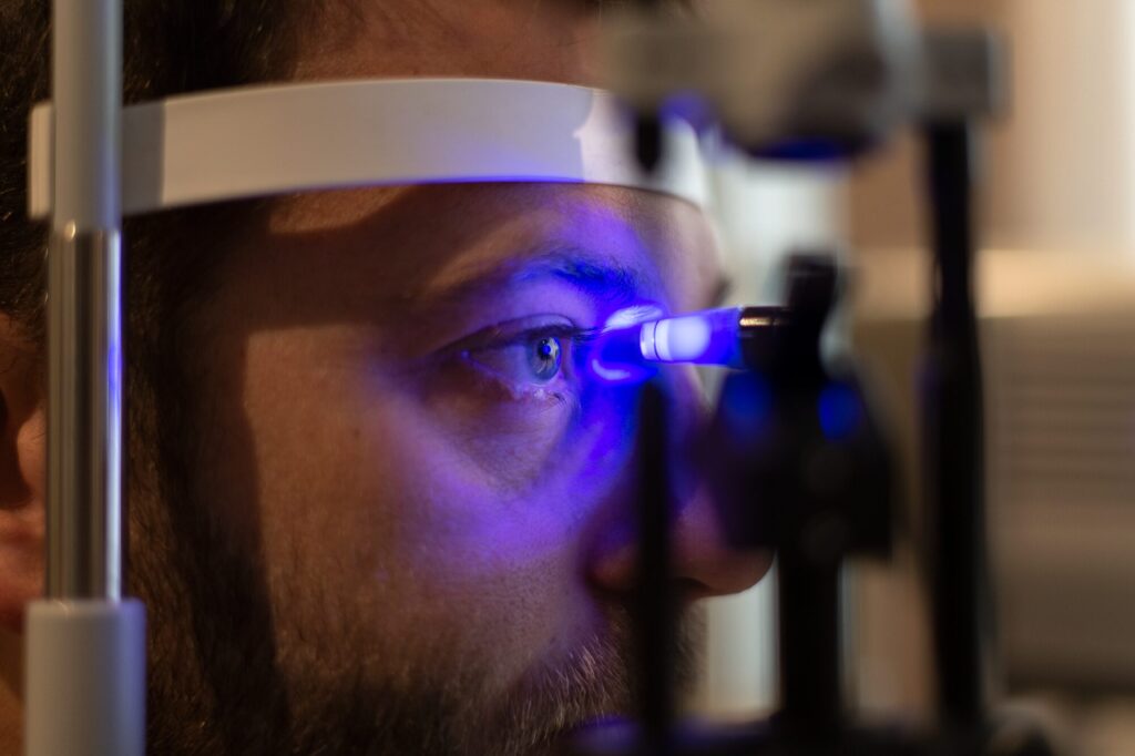 Il Dott. Luca Zanolini mentre esegue la fonometria ad applicazione in un paziente con glaucoma nello studio di Montichiari